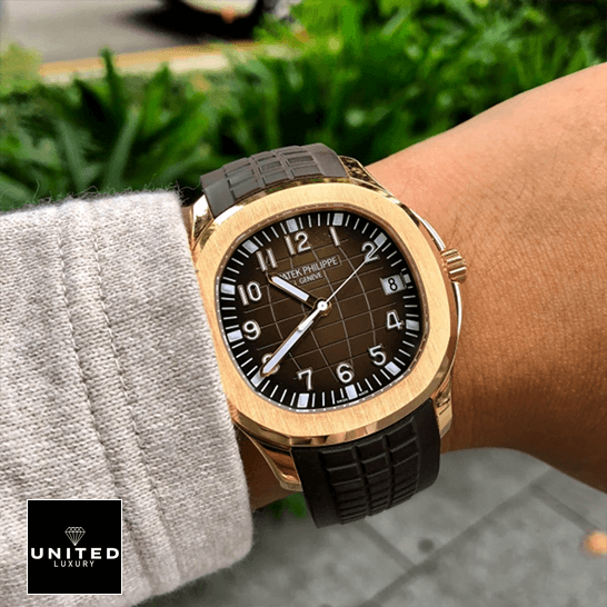 patek_philippe_aquanaut_rose_gold_5167R-001-hand