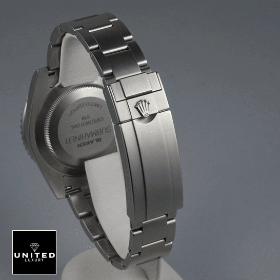 劳力士潜航者型不锈钢蚝式表带复刻版，表扣上有劳力士标志