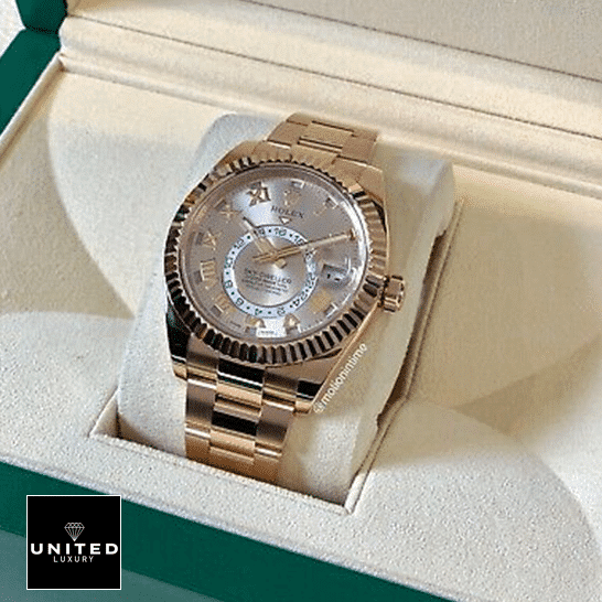 rolex_sky-dweller_everose_gold_sundust_dial_326935_oyster_box