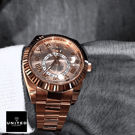 rolex_sky-dweller_everose_gold_sundust_dial_326935_oyster_man