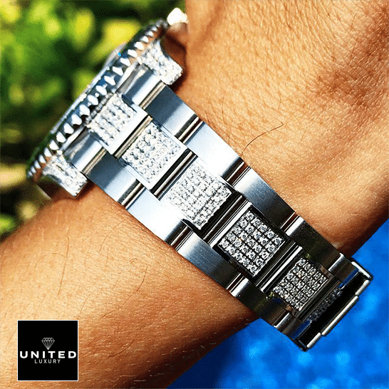 他手臂上臂劳力士潜航者型绿水鬼116610LV钻石手链镶钻复刻表